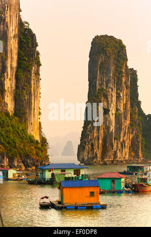 La baie d'Halong, Vietnam. Unesco World Heritage Site. Placez les plus populaires au Vietnam. Banque D'Images