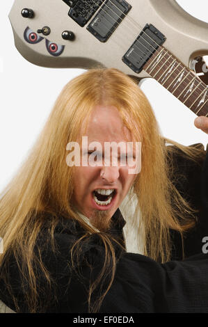 La guitariste sa guitare au-dessus de sa tête Banque D'Images