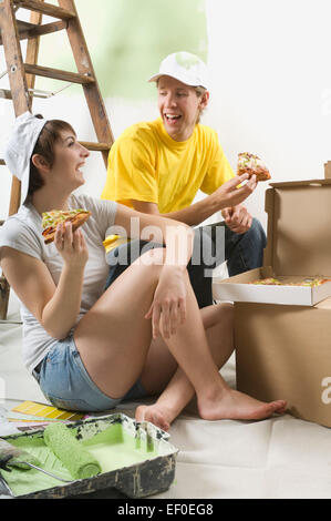 Couple eating pizza Banque D'Images