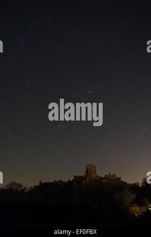 Des sentiers en étoile au-dessus du château de Corfe tournent autour de l'étoile du Nord (Polaris) . Dorset, Angleterre Banque D'Images