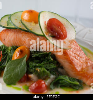 Saumon de l'alaska sauvage 'a la plancha' purée de pommes de terre Fingerling organique et le brocoli. Photo par Lisa Wiltse Banque D'Images