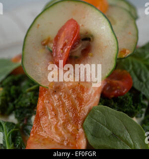 Saumon de l'alaska sauvage 'a la plancha' purée de pommes de terre Fingerling organique et le brocoli. Photo par Lisa Wiltse Banque D'Images