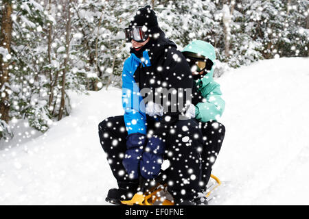 Jeune couple s'amuse à glisser sur la neige, hiver sport concept Banque D'Images