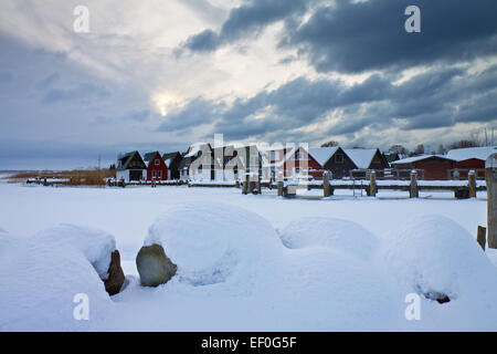 Maisons bateau sur le lagon en hiver. Banque D'Images