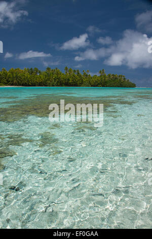 Les Îles Cook, Aitutaki (aka Araura). Un pied, une petite île 'motu' ou un îlot dans le sud-est de la lagune. Banque D'Images