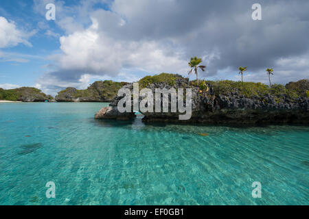 Les Fidji, le sud de l'archipel des Lau (île de Fulanga. Lagon pittoresque situé à l'intérieur de la caldeira volcanique. Îlots de champignons. Banque D'Images