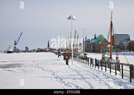 Le port de la ville de Rostock dans l'hiver. Banque D'Images