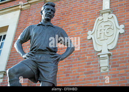 Détail de la statue par Douglas Jennings de fulham et Angleterre joueur de Johnny Haynes, Craven cottage, Fulham, Londres, Angleterre Banque D'Images