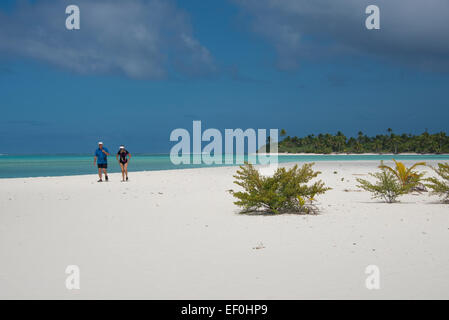 Les Îles Cook, Aitutaki, Honeymoon Island. Sable blanc populaires motu (îlot) entourée de lagon peu profond. Banque D'Images