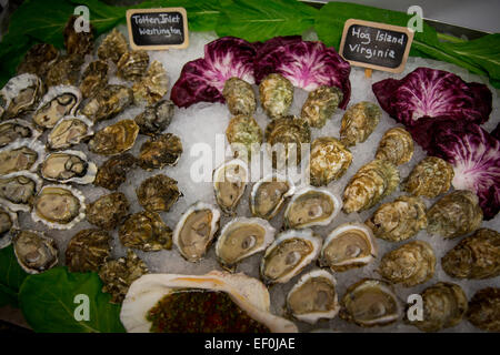 Le raw bar avec (de gauche à droite), d'admission Totten Hog Island et Cortes les huîtres à Mount Kisco en fruits de mer Mount Kisco, new York. Photo par Banque D'Images