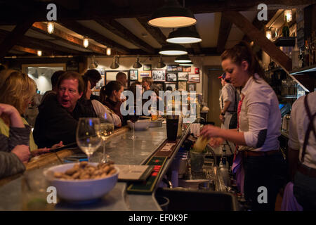 Les clients coin à Purdy's Farmer et le poisson en Amérique du Salem, New York. Banque D'Images