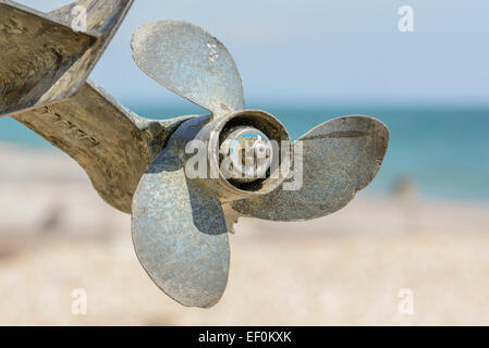 D'une hélice moteur hors-bord de bateaux alors que hors de l'eau par la mer. Banque D'Images