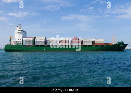 Navire porte-conteneurs de taille moyenne, de quitter le port Banque D'Images