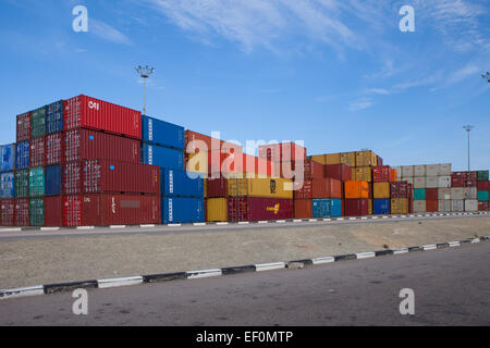 Plusieurs marques et couleurs de l'expédition de conteneurs empilés Banque D'Images