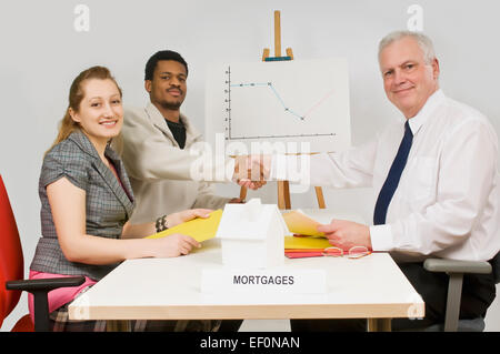 Courtier en prêts hypothécaires se serrer la main avec le client Banque D'Images