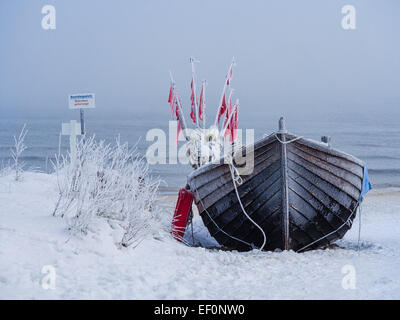 Un bateau de pêche sur les rives de la mer Baltique en hiver Banque D'Images