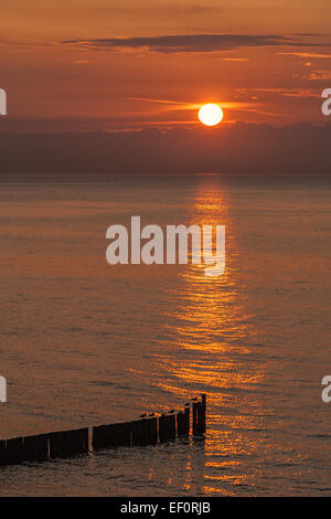 Coucher du soleil sur les rives de la mer Baltique. Banque D'Images