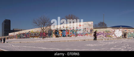 BERLIN - Décembre 29, 2014. Les visiteurs du mur de Berlin à un jour de neige. En décembre 2014 à Berlin, Allemagne. Banque D'Images