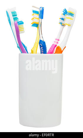 Cinq des brosses à dents et brosse interdentaire en verre céramique - famille ensemble de brosses à dents isolé sur fond blanc Banque D'Images