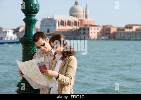 En regardant une carte ou deux à Venise Italie Banque D'Images