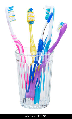 Quatre des brosses à dents et brosse interdentaire en verre - famille ensemble de brosses à dents isolé sur fond blanc Banque D'Images