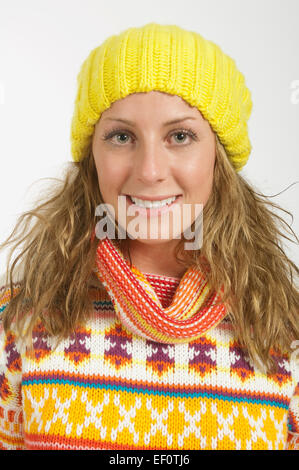 Jolie femme portant un chandail et casquette jaune Banque D'Images