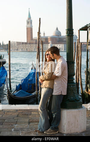 Couple hugging sondage contre la lumière à Venise Italie Banque D'Images