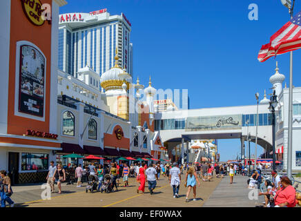 La promenade par le Taj Mahal Casino et Steel Pier, Atlantic City, New Jersey, USA Banque D'Images