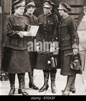 Les femmes qui travaillent comme porteurs, gardes et les inspecteurs sur le métro de Londres au cours de la Première Guerre mondiale, ce qui laisse les hommes libres de se battre. Banque D'Images