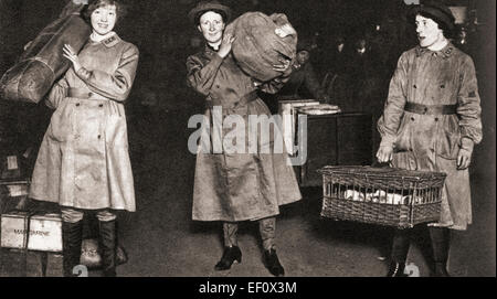 Une scène à la gare de Liverpool Street, au cours de la Première Guerre mondiale. La femme a pris en charge le travail des hommes et chargé des trains, envoyé des colis, poussé des castrats laden avec assurance et, en général, s'est chargé de l'affectation, ce qui laisse les hommes libres de se battre. Banque D'Images