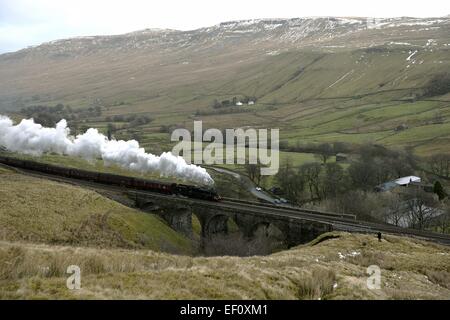 Pennines, Cumbria, Royaume-Uni. 24 janvier, 2015. Royaume-uni le temps plus doux. L'hiver de Cumbrie Mountain Express traverse la neige fondante des Pennines de Cumbria car les températures se plus doux. La première machine à vapeur de 2015 trains remorqués sur la ville historique de Carlisle pour régler la ligne de chemin de fer. N° 45407 Locomotive "Le Fusilier Lancashire' grimpe sur Ais Gill Viaduct faire un bon chef de la vapeur sur la longue montée vers le sommet d'Ais Gill qui, à 1 169 mètres est le plus haut sommet de fer en Angleterre. Crédit : STUART WALKER/Alamy Live News Banque D'Images