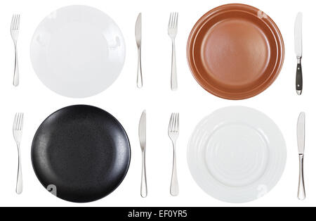Vue de dessus de l'assiette vide avec fourches et couteaux isolé sur fond blanc Banque D'Images