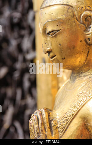 Statue en or à l'Swayambhunath religieux site ou Monkey Temple à Katmandou, Népal Banque D'Images