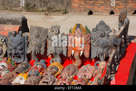 Les masques en bois sculpté à la main du dieu hindou Ganesh a marché dans Patan, Népal Banque D'Images