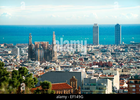 Vue de la Sagrada Familia et le port de Parc Guell. Barcelone, Espagne. Banque D'Images