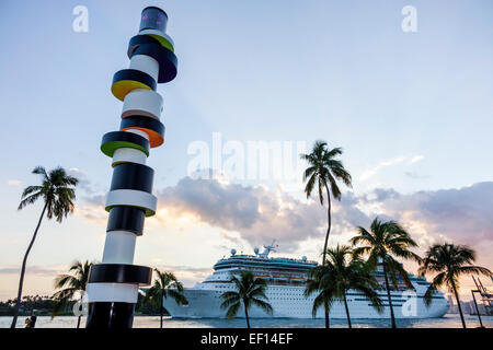 Miami Beach Florida,South Pointe Park,point,Tobias Rehberger Obsteinate Lighthouse,Majesty of the Seas Royal Caribbean Cruise ship,au départ du port de mi Banque D'Images