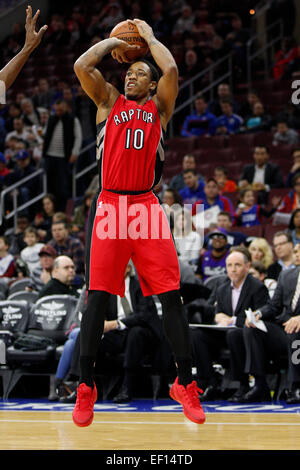 23 janvier 2015 : Toronto Raptors DeRozan Demar guard (10) en action au cours de la NBA match entre les Toronto Raptors et les Philadelphia 76ers au Wells Fargo Center de Philadelphie, Pennsylvanie. Les Raptors de Toronto a gagné 91-86. Banque D'Images