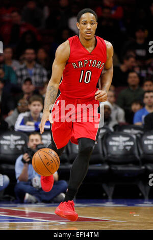 23 janvier 2015 : Toronto Raptors DeRozan Demar guard (10) en action au cours de la NBA match entre les Toronto Raptors et les Philadelphia 76ers au Wells Fargo Center de Philadelphie, Pennsylvanie. Les Raptors de Toronto a gagné 91-86. Banque D'Images