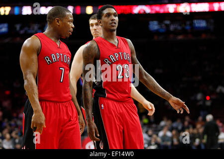 23 janvier 2015 : Toronto Raptors guard Louis Williams (23) entretiens avec guard Kyle Lowry (7) au cours de la NBA match entre les Toronto Raptors et les Philadelphia 76ers au Wells Fargo Center de Philadelphie, Pennsylvanie. Les Raptors de Toronto a gagné 91-86. Banque D'Images