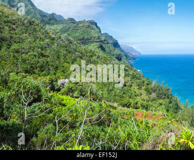 La Côte de Na Pali sur Kauai, avec vue des randonneurs sur le Kalalau Trail Banque D'Images