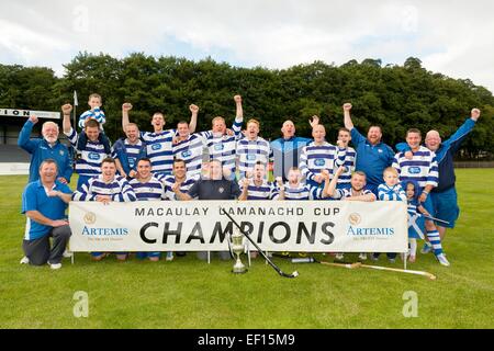 L'équipe de Newtonmore célébrer battant dans l'Athlétique Kyles MacAulay Cup 2014 Finale joué à Mossfield, Oban. Banque D'Images