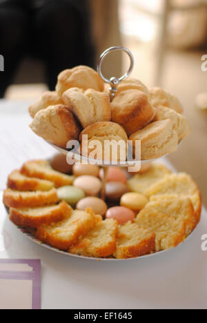 Des gâteaux et des scones sur un cake stand de thé anglais l'après-midi Banque D'Images