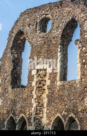 Une section de l'abbaye de Waverley à Surrey. Que des ruines de cette église demeurent. Prises en format vertical, contre un ciel bleu. Banque D'Images