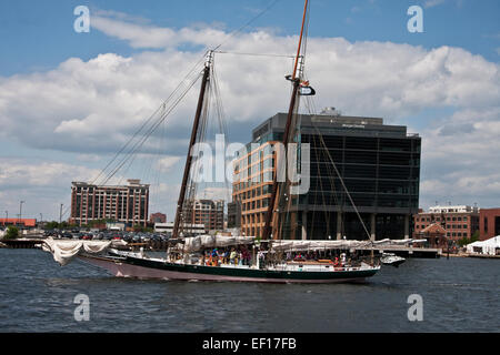 Baltimore, Maryland, le sloop à dame Maryland à Baltimore Harbour aux termes de l'alimentation avec voiles ferlées. Banque D'Images