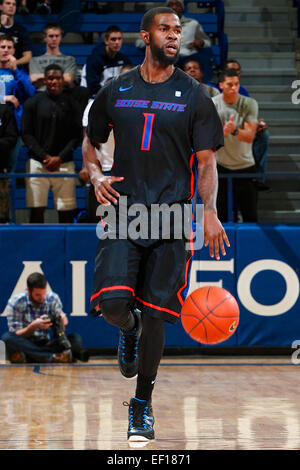 Colorado Springs, Colorado, États-Unis. 24 Jan, 2015. Boise State Broncos guard MIKEY THOMPSON (1) DRIBBLE la balle dans la première moitié contre l'Air Force Falcons. Les Broncos défait les Falcons 77-68 à Clune Arena, à Colorado Springs, CO © Isaiah Downing/ZUMA/Alamy Fil Live News Banque D'Images