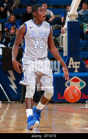 Colorado Springs, Colorado, États-Unis. 24 Jan, 2015. Air Force Falcons avant TREVOR LYONS (20) contrôle le ballon dans la deuxième moitié contre la Boise State Broncos. Les Broncos défait les Falcons 77-68 à Clune Arena, à Colorado Springs, CO © Isaiah Downing/ZUMA/Alamy Fil Live News Banque D'Images