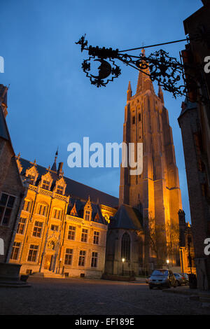 Gruuuthusemuseum et Onze Lieve Vrouwekerk (église Notre Dame) éclairés la nuit avec lune signe silhouetté, Bruges, Belgique Banque D'Images