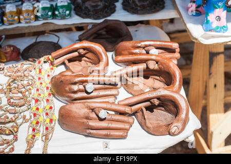 Souvenirs touristiques inhabituels : cendriers en bois sculpté en forme de mains tenant des cigares cubains exposés à la vente dans un magasin local, Trinidad, Cuba Banque D'Images