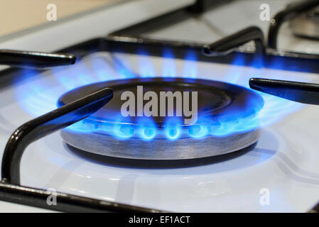 L'énergie de la flamme du brûleur gaz naturel cuisinière cuisine Banque D'Images