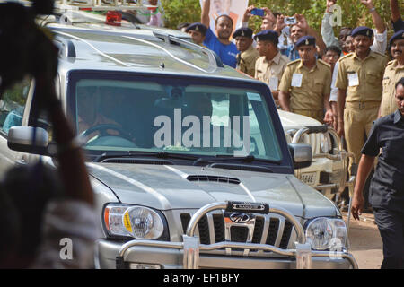 GANDHINAGAR, Gujarat/INDE - Mai Vendredi 16 mai 2014 : Gujarat Ministre principal et premier ministre candidat Narandra Modi montrant la victoire après avoir remporté le scrutin du 16 mai à Gandhinagar,Gujarat. Banque D'Images